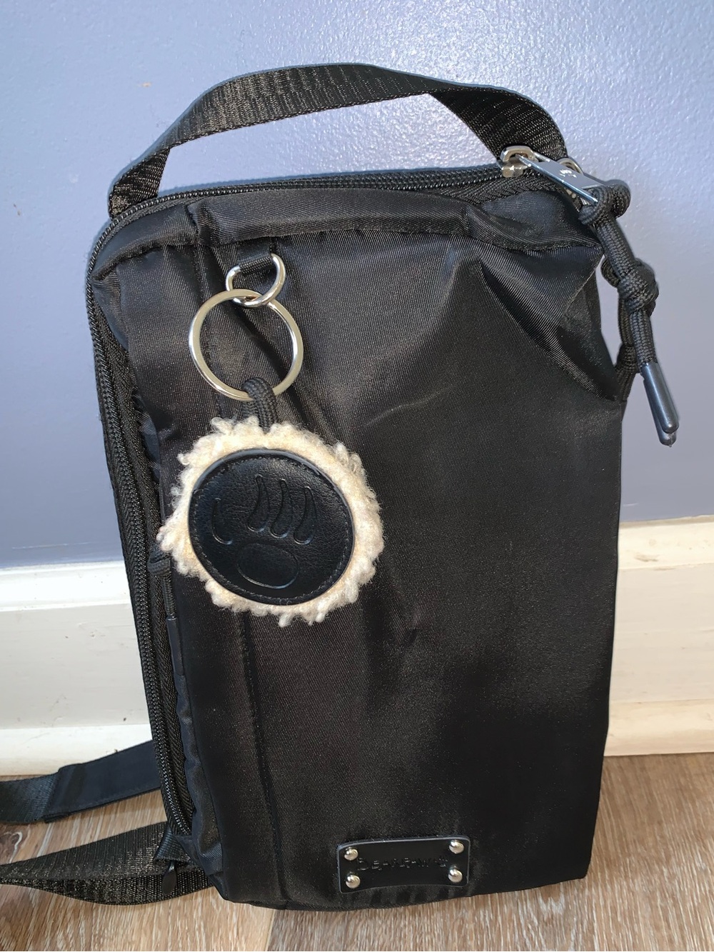 BEARPAW NYLON SLING CONVERTIBLE CROSSBODY BAG LOTS OF STORAGE